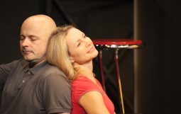 Obraz Główny: Beata Buczek-Żarnecka w spektaklu ,,Dzień świra’’ Marka Koterskiego w reżyserii Tomasza Mana
Fot. Roman Jocher
