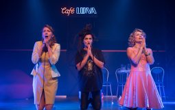 Obraz Główny: Beata Buczek-Żarnecka w spektaklu ,,Cafe Luna’’ Anny Burzyńskiej w reżyserii Józefa Opalskiego
Fot. Roman Jocher
