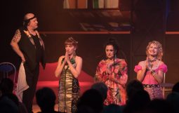 Obraz Główny: Elżbieta Mrozińska w spektaklu ,,Cafe Luna’’ Anny Burzyńskiej w reżyserii Józefa Opalskiego
Fot. Roman Jocher
