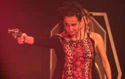 Obraz Główny: Elżbieta Mrozińska w spektaklu ,,Cafe Luna’’ Anny Burzyńskiej w reżyserii Józefa Opalskiego
Fot. Roman Jocher