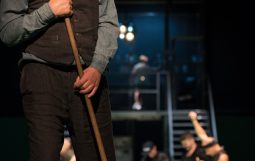 Obraz Główny: Grzegorz Wolf w spektaklu „Lot nad kukułczym gniazdem” Dale’a Wassermana wg powieści Kenna Keseya w reżyserii Krzysztofa Babickiego