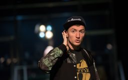 Obraz Główny: Maciej Wizner w spektaklu „Lot nad kukułczym gniazdem” Dale’a Wassermana wg powieści Kenna Keseya w reżyserii Krzysztofa Babickiego
Fot. Roman Jocher