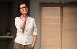 Obraz Główny: Monika Babicka w spektaklu ,,Prawda. Komedia małżeńska’’ Floriana Zellera w reżyserii Zbigniewa Rybki
Fot. Roman Jocher

