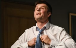 Obraz Główny: Szymon Sędrowski w spektaklu ,,Prawda. Komedia małżeńska’’ Floriana Zellera w reżyserii Zbigniewa Rybki
Fot. Roman Jocher
