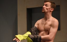 Obraz Główny: Maciej Wizner w spektaklu „PRAWDA. KOMEDIA MAŁŻEŃSKA” w reżyserii Zbigniewa Rybki
Fot. Roman Jocher