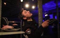 Obraz Główny: Grzegorz Wolf w spektaklu ,,Kursk’’ Pawła Huellego w reżyserii Krzysztofa Babickiego
Fot. Roman Jocher
