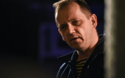 Obraz Główny: Dariusz Szymaniak w spektaklu ,,Kursk’’ Pawła Huellego w reżyserii Krzysztofa Babickiego
Fot. Roman Jocher
