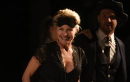 Obraz Główny: Beata Buczek-Żarnecka w spektaklu ,,Następnego dnia rano’’ Petera Quiltera w reżyserii Grzegorza Kempinsky’ego 
Fot. Roman Jocher
