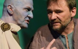 Obraz Główny: Grzegorz Wolf w spektaklu „Mistrz i Małgorzata” Michała Bułhakowa w reżyserii Jacka Bały
Fot. Roman Jocher
