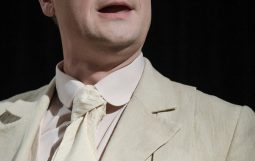 Obraz Główny: Szymon Sędrowski w spektaklu ,,Bankiet’’ Witolda Gombrowicza w reżyserii Tadeusza Bradeckiego
Fot. Roman Jocher
