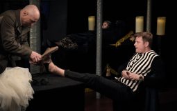 Obraz Główny: Szymon Sędrowski w spektaklu ,,Tango – na pełnym morzu’’ Sławomira Mrożka w reżyserii Krzysztofa Babickiego
Fot. Roman Jocher
