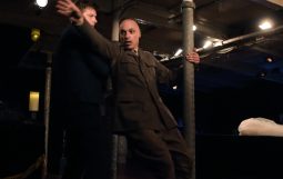 Obraz Główny: Mariusz Żarnecki w spektaklu „Tango - na pełnym morzu” w reżyserii Krzysztofa Babickiego. 
Fot. Roman Jocher