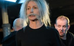 Obraz Główny: Beata Buczek-Żarnecka w spektaklu ,,Tango – na pełnym morzu’’ Sławomira Mrożka w reżyserii Krzysztofa Babickiego
Fot. Roman Jocher
