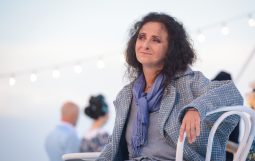 Obraz Główny: Elżbieta Mrozińska w spektaklu „Osiecka. Archipelagi” w reżyserii Jacka Bały
Fot. Roman Jocher