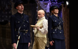 Obraz Główny: Bogdan Smagacki w spektaklu „Arszenik i stare koronki”, Joseph Kesselring reżyseria: Krzysztof Babicki.
Fot. Roman Jocher