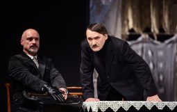 Obraz Główny: Grzegorz Wolf w spektaklu „Arszenik i stare koronki” Josepha Kesselringa w reżyserii Krzysztofa Babickiego
Fot. Roman Jocher
