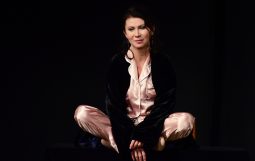Obraz Główny: Monika Babicka w spektaklu ,,Arszenik i stare koronki” Josepha Kesselringa w reżyserii Krzysztofa Babickiego
Fot. Roman Jocher
