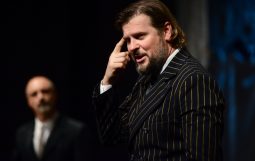 Obraz Główny: Szymon Sędrowski w spektaklu ,,Arszenik i stare koronki” Josepha Kesselringa w reżyserii Krzysztofa Babickiego
Fot. Roman Jocher
