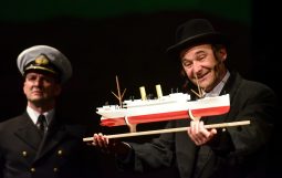 Obraz Główny: Grzegorz Wolf w spektaklu ,,Znaczy kapitan’’ Karola Olgierda Borchardta w reżyserii Krzysztofa Babickiego
Fot. Roman Jocher