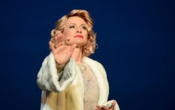 Obraz Główny: Beata Buczek-Żarnecka w spektaklu ,,Marlena Dietrich. Iluzje’’ w reżyserii Jacka Bały
Fot. Roman Jocher
