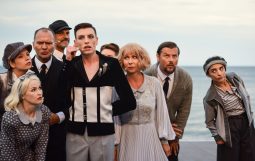 Obraz Główny: Szymon Sędrowski w spektaklu ,,Marlena Dietrich. Iluzje’’ w reżyserii Jacka Bały
Fot. Roman Jocher
