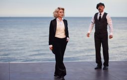 Obraz Główny: Mariusz Żarnecki w spektaklu „Marlena Dietrich. Iluzje” w reżyserii  Jacka Bały.
Fot. Roman Jocher