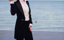 Obraz Główny: Beata Buczek-Żarnecka w spektaklu ,,Marlena Dietrich. Iluzje’’ w reżyserii Jacka Bały
Fot. Roman Jocher
