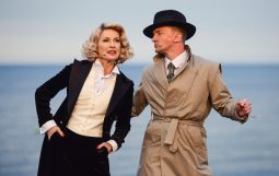 Obraz Główny: Beata Buczek-Żarnecka w spektaklu ,,Marlena Dietrich. Iluzje’’ w reżyserii Jacka Bały
Fot. Roman Jocher
