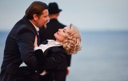 Obraz Główny: Szymon Sędrowski w spektaklu ,,Marlena Dietrich. Iluzje’’ w reżyserii Jacka Bały
Fot. Roman Jocher
