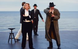 Obraz Główny: Mariusz Żarnecki w spektaklu „Marlena Dietrich. Iluzje” w reżyserii  Jacka Bały.
Fot. Roman Jocher