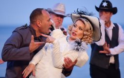 Obraz Główny: Beata Buczek-Żarnecka w spektaklu ,,Marlena Dietrich. Iluzje’’ w reżyserii Jacka Bały
Fot. Roman Jocher
