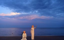 Obraz Główny: Monika Babicka w spektaklu ,,Marlena Dietrich. Iluzje’’ w reżyserii Jacka Bały
Fot. Roman Jocher
