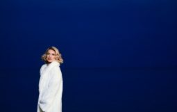 Obraz Główny: Beata Buczek-Żarnecka w spektaklu ,,Marlena Dietrich. Iluzje’’ w reżyserii Jacka Bały
Fot. Roman Jocher
