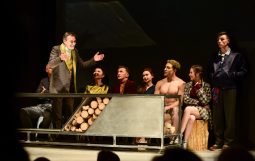 Obraz Główny: Maciej Wizner w spektaklu „Sen nocy letniej” Williama Szekspira w reżyserii Rafała Szumskiego
Fot. Roman Jocher
