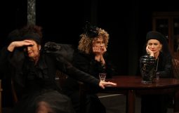 Obraz Główny: Monika Babicka w spektaklu ,,Umrzeć ze śmiechu’’ Paula Elliotta w reżyserii Krzysztofa Babickiego
Fot. Roman Jocher
