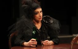 Obraz Główny: Elżbieta Mrozińska w spektaklu ,,Umrzeć ze śmiechu’’ Paula Elliotta w reżyserii Krzysztofa Babickiego
Fot. Roman Jocher