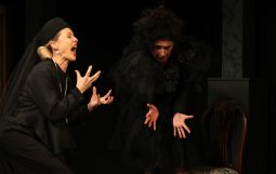 Obraz Główny: Beata Buczek-Żarnecka w spektaklu ,,Umrzeć ze śmiechu’’ Paula Elliotta w reżyserii Krzysztofa Babickiego
Fot. Roman Jocher
