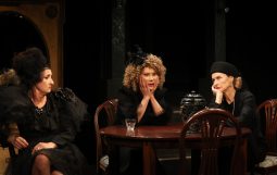 Obraz Główny: Beata Buczek-Żarnecka w spektaklu ,,Umrzeć ze śmiechu’’ Paula Elliotta w reżyserii Krzysztofa Babickiego
Fot. Roman Jocher
