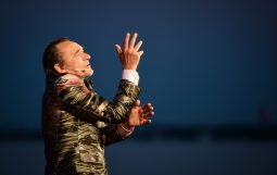 Obraz Główny: Grzegorz Wolf w spektaklu ,,Kwiaty we włosach’’ w reżyserii Aliny Moś-Kerger
Fot. Roman Jocher