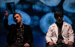 Obraz Główny: Maciej Wizner w spektaklu „Czarodziejska góra” Tomasza Manna w reżyserii Jacka Bały Fot. Roman Jocher