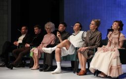 Obraz Główny: Szymon Sędrowski w spektaklu ,,Czarodziejska góra’’ Thomasa Manna w reżyserii Jacka Bały
Fot. Roman Jocher
