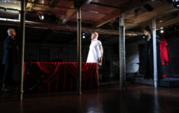 Obraz Główny: Piotr Michalski w spektaklu ,,Jądro ciemności’’ Josepha Conrada w reżyserii Krzysztofa Babickiego
Fot. Roman Jocher
