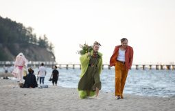 Obraz Główny: Grzegorz Wolf w spektaklu „Na Waleta!” w reżyserii Rafała Szumskiego. Fot. Roman Jocher