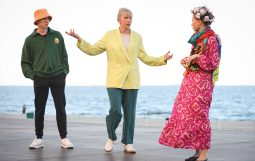 Obraz Główny: Olga Barbara Długońska w spektaklu „Na Waleta!” w reżyserii Rafała Szumskiego. Fot. Roman Jocher