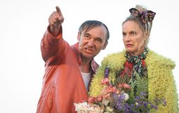 Obraz Główny: Beata Buczek–Żarnecka w spektaklu „Na Waleta!” w reżyserii Rafała Szumskiego. Fot. Roman Jocher