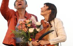 Obraz Główny: Grzegorz Wolf w spektaklu „Na Waleta!” w reżyserii Rafała Szumskiego. Fot. Roman Jocher