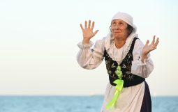 Obraz Główny: Elżbieta Mrozińska w spektaklu „Na Waleta!” w reżyserii Rafała Szumskiego. Fot. Roman Jocher
