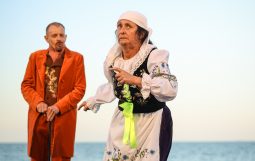Obraz Główny: Elżbieta Mrozińska w spektaklu „Na Waleta!” w reżyserii Rafała Szumskiego. Fot. Roman Jocher