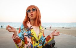 Obraz Główny: Marta Kadłub w spektaklu „Na Waleta!” w reżyserii Rafała Szumskiego. Fot. Roman Jocher