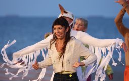 Obraz Główny: Weronika Nawieśniak w spektaklu „Na Waleta!” w reżyserii Rafała Szumskiego. Fot. Roman Jocher